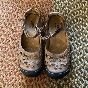 JBU tan floral Mary janes size 8